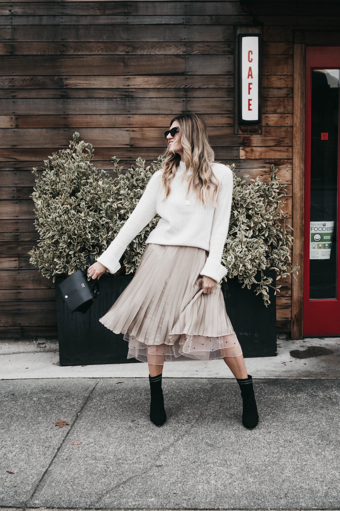 Seattle Blogger Cortney Bigelow of The Grey Edit - Thanksgiving Sales to Know - Black Friday / Cyber Monday - Neutral Fall Style Outfit