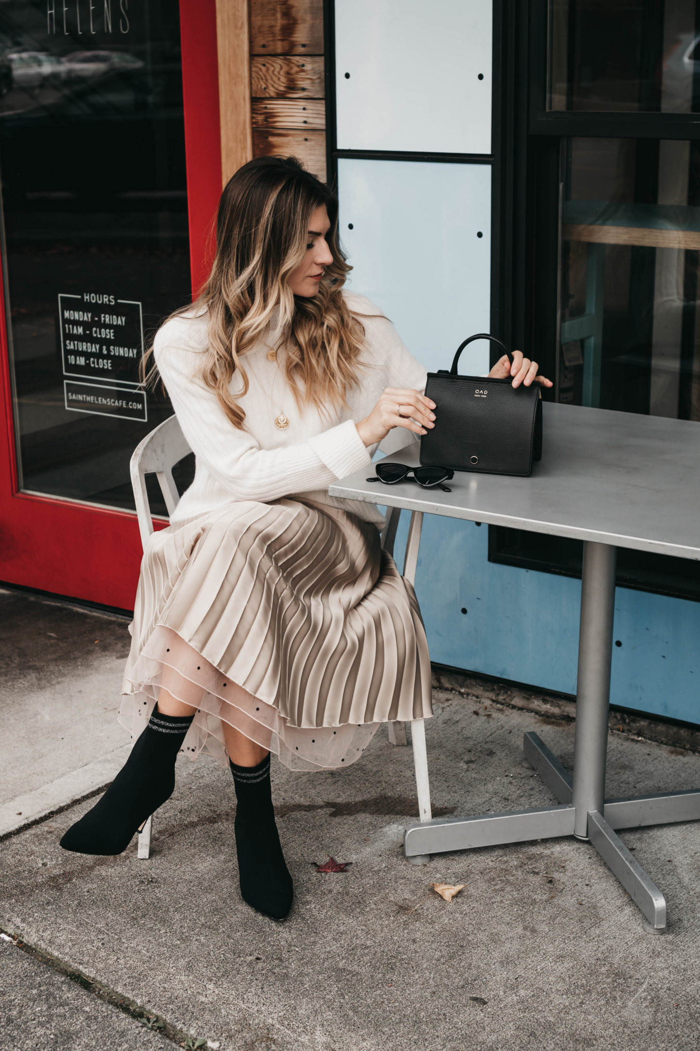 Seattle Blogger Cortney Bigelow of The Grey Edit - Thanksgiving Sales to Know - Black Friday / Cyber Monday - Neutral Fall Style Outfit